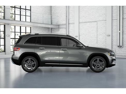 Used 2026 Mercedes-Benz GLB 250 4MATIC image 2