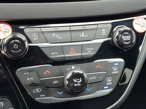 Used 2025 Chrysler Pacifica Select image 18