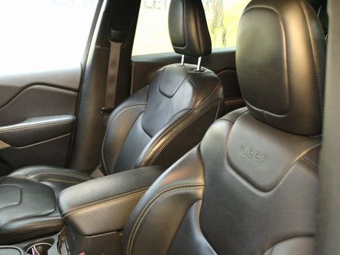 Used 2017 Jeep Cherokee Limited image 18