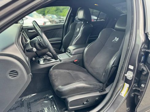 Used 2019 Dodge Charger Scat Pack w/ Dynamics Package RWD image 12