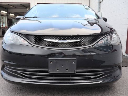 Used 2020 Chrysler Voyager L FWD image 2