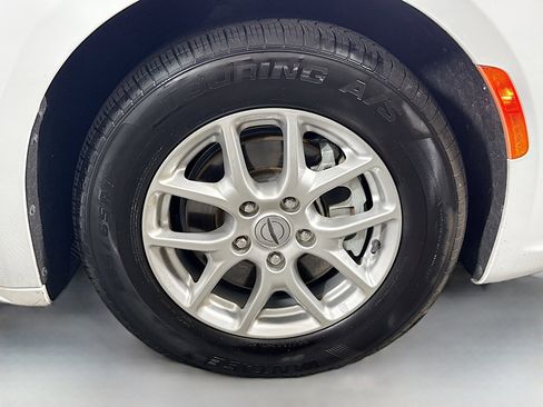 Used 2023 Chrysler Pacifica Touring-L image 32