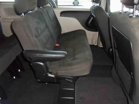 Used 2020 Dodge Grand Caravan SE w/ UConnect Hands-Free Group image 10