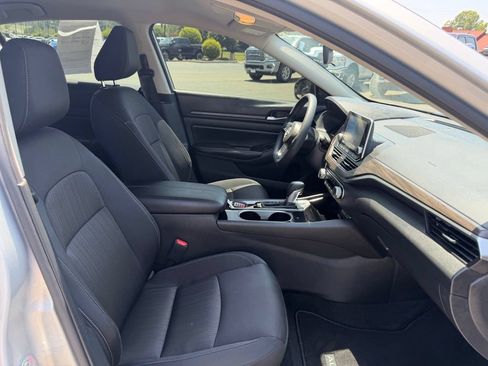 Used 2024 Nissan Altima 2.5 SV FWD image 30