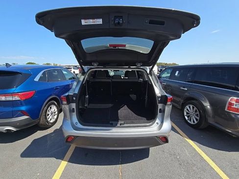 Used 2023 Toyota Highlander XLE FWD image 12