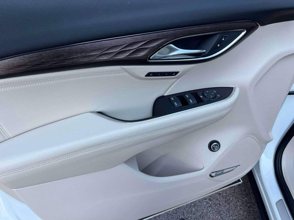 Certified 2022 Buick Envision Avenir w/ Technology Package II FWD image 24