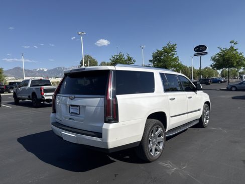 Used 2019 Cadillac Escalade ESV Luxury AWD/4WD image 5