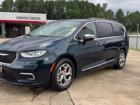 Used 2023 Chrysler Pacifica Limited image 2