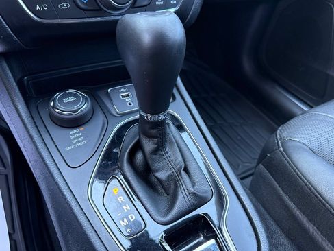 Used 2019 Jeep Cherokee Limited AWD/4WD image 34