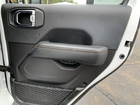 Used 2025 Jeep Wrangler Unlimited Sahara AWD/4WD image 32