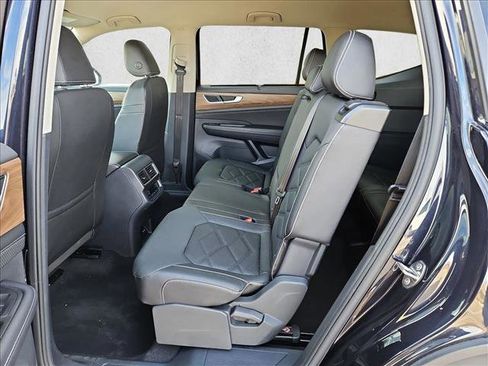 Used 2025 Volkswagen Atlas SE image 18