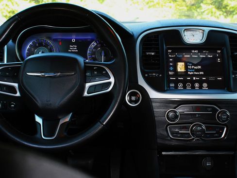 Used 2022 Chrysler 300 Touring w/ Sport Appearance Package image 19