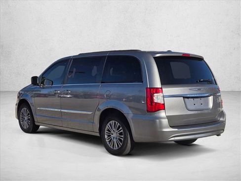 Used 2016 Chrysler Town & Country Touring-L image 7