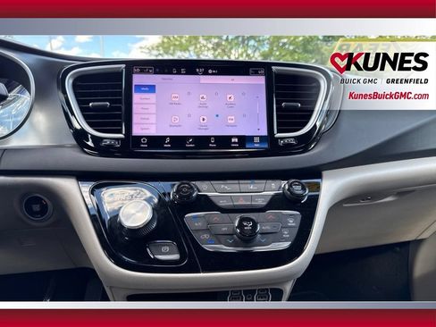 Used 2023 Chrysler Pacifica Touring-L FWD image 17
