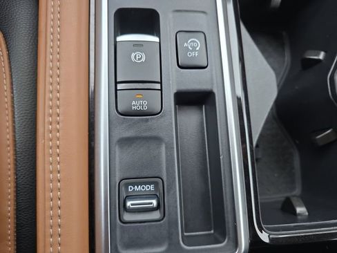 Used 2024 Nissan Pathfinder Platinum FWD image 28