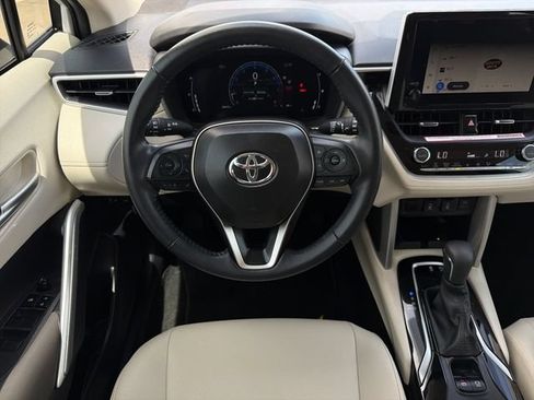 Used 2024 Toyota Corolla Cross XLE FWD image 15