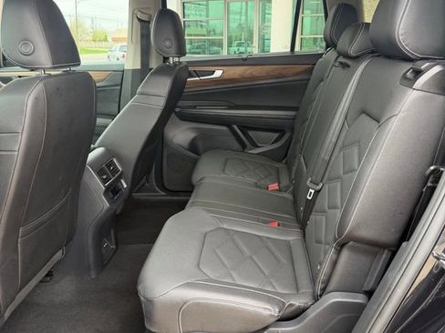 Used 2025 Volkswagen Atlas SE AWD/4WD image 11