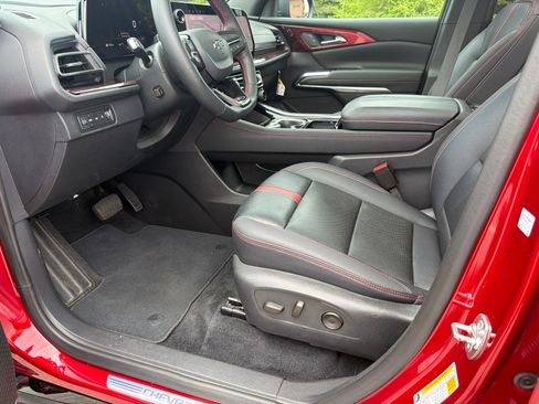 Used 2025 Chevrolet Traverse RS AWD/4WD image 9