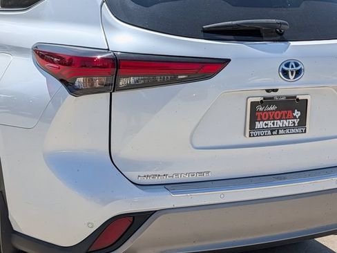 Used 2023 Toyota Highlander Platinum FWD image 8