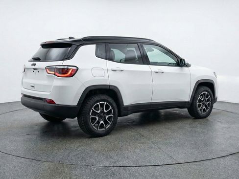 Used 2025 Jeep Compass Trailhawk image 9