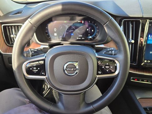 Used 2024 Volvo XC60 B5 Plus image 23