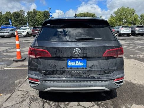 Used 2022 Volkswagen Taos SE w/ Panoramic Sunroof Package AWD/4WD image 3