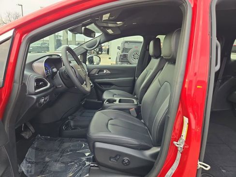 Used 2025 Chrysler Pacifica Select image 10
