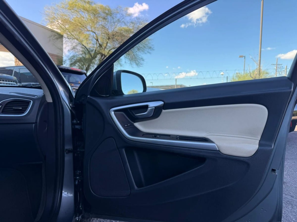 Used 2017 Volvo S60 T5 Dynamic FWD image 31