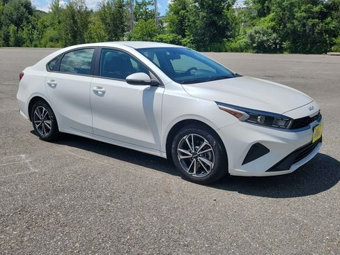 Used 2023 Kia Forte LXS w/ LXS Technology Package FWD image 3