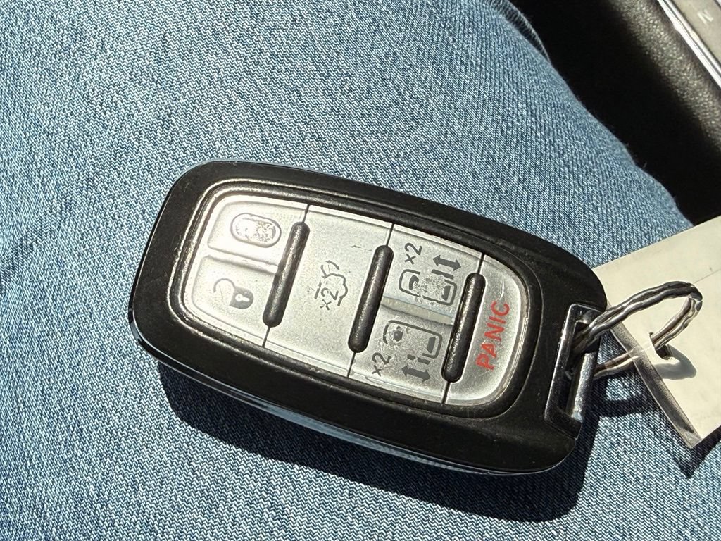 Used 2017 Chrysler Pacifica Touring w/ Tire & Wheel Group FWD image 26