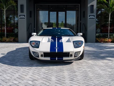 Used 2005 Ford GT RWD image 12
