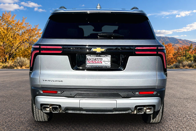 Used 2025 Chevrolet Traverse LT FWD image 5