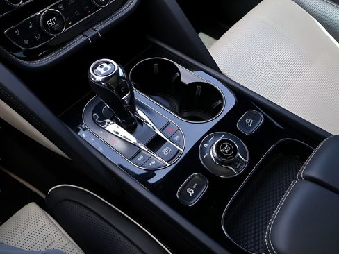 Used 2021 Bentley Bentayga Plug-In Hybrid AWD/4WD image 29