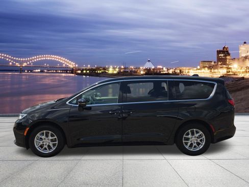Used 2024 Chrysler Pacifica Touring-L FWD image 2