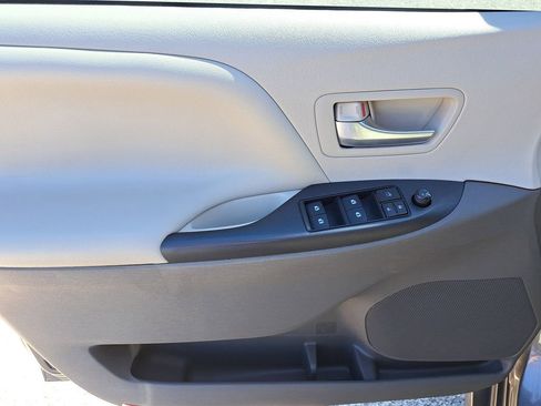 Used 2018 Toyota Sienna LE image 12