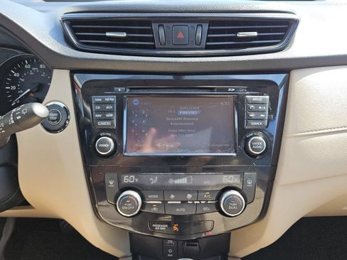 Used 2017 Nissan Rogue SV w/ SV Premium Package FWD image 8