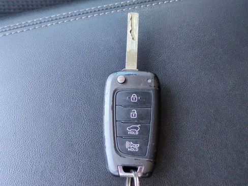 Used 2019 Hyundai Santa Fe SE image 27