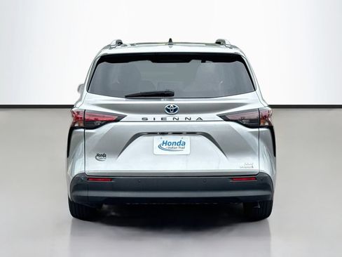 Used 2024 Toyota Sienna XLE FWD image 6