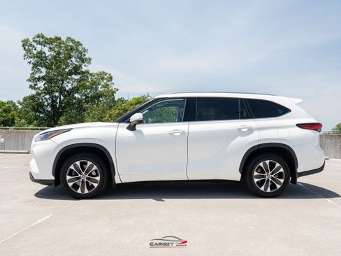 Used 2021 Toyota Highlander XLE AWD/4WD image 4
