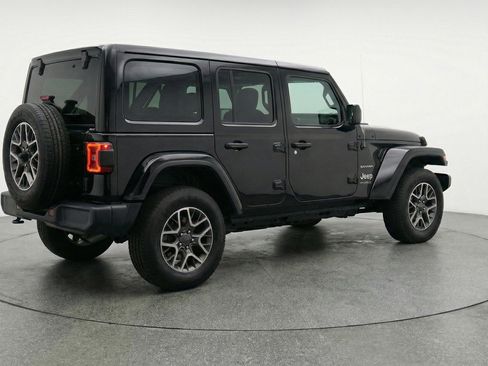 Used 2025 Jeep Wrangler Sahara image 9