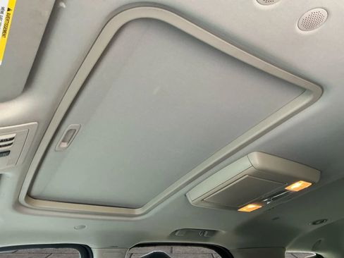 Used 2010 Cadillac Escalade Premium image 26