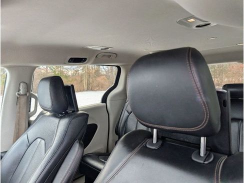 Used 2018 Chrysler Pacifica Touring-L Plus image 15