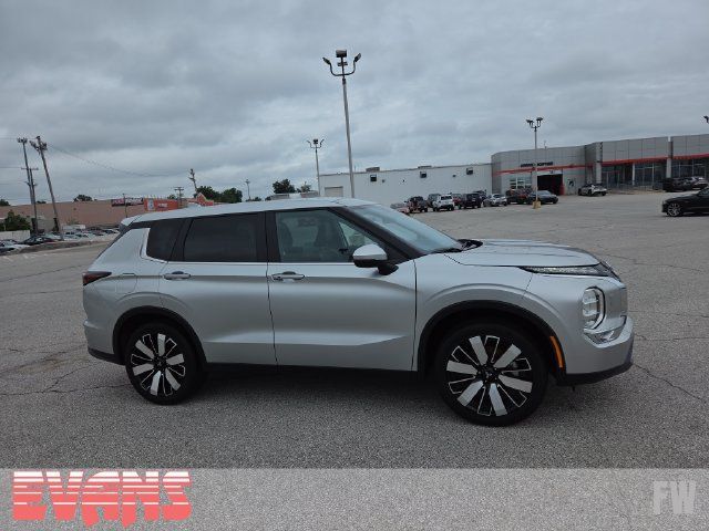 Used 2025 Mitsubishi Outlander AWD image 2