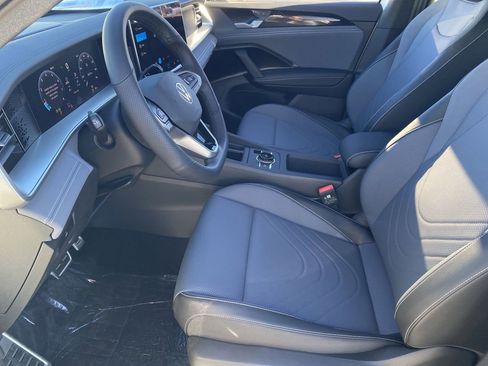 New 2026 Volkswagen Tiguan SE R-Line FWD image 15