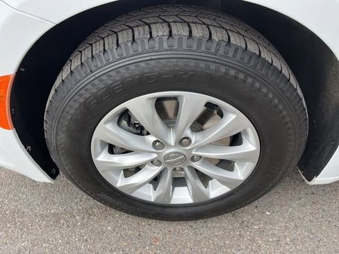 Used 2018 Chrysler Pacifica Touring-L w/ Premium Audio Group FWD image 22