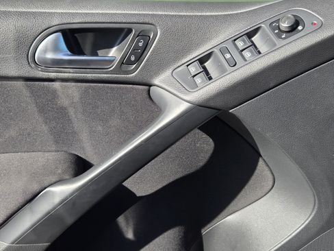 Used 2018 Volkswagen Tiguan Limited w/ Premium Package FWD image 19