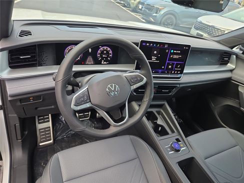 New 2025 Volkswagen Tiguan SE R-Line image 19