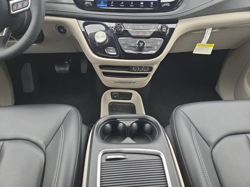 Used 2023 Chrysler Pacifica Touring-L FWD image 20