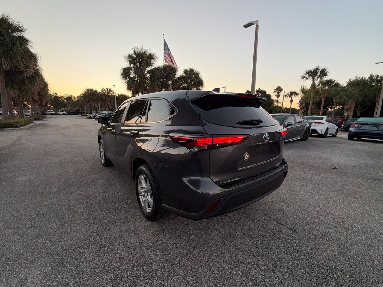 Used 2025 Toyota Highlander LE FWD image 3