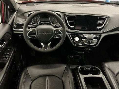 Used 2025 Chrysler Pacifica Select AWD/4WD image 19